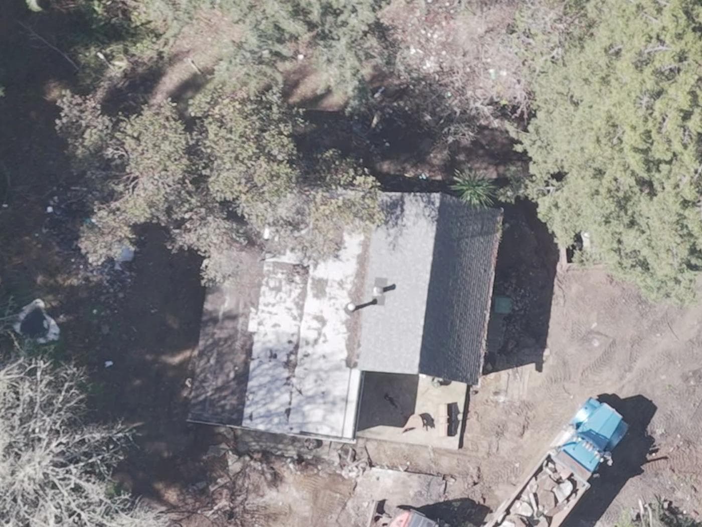 Grinnell Lane lot in Coos Bay with an old house and heavy timber, seen from above